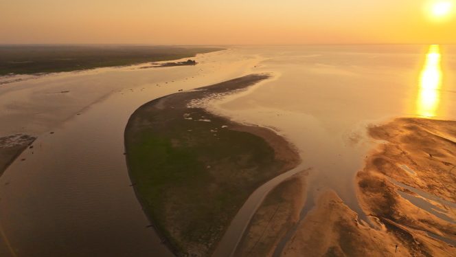 
Hamparan daratan mulai muncul di Danau Semayang, Desa Pela, Kecamatan Kota Bangun, seiring menyusutnya muka air. (Istimewa/Humas Pokdarwis Desa Pela)