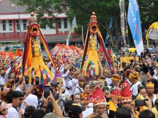 Prosesi Mengulur Naga dalam rangkaian Erau Adat Kutai di Tenggarong. (Istimewa)