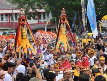 Prosesi Mengulur Naga dalam rangkaian Erau Adat Kutai di Tenggarong. (Istimewa)