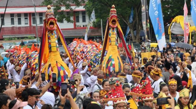 Prosesi Mengulur Naga dalam rangkaian Erau Adat Kutai di Tenggarong. (Istimewa)