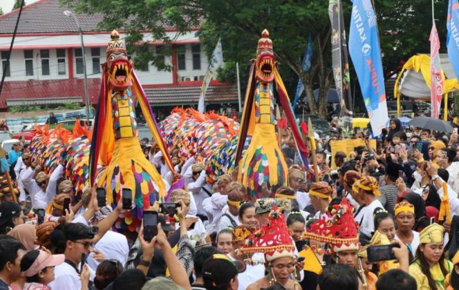 
Prosesi Mengulur Naga dalam rangkaian Erau Adat Kutai di Tenggarong. (Istimewa)