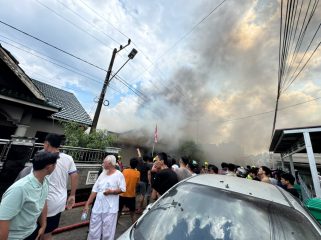 Petugas melakukan pemadaman kebakaran yang melanda kawasan permukiman di Jalan Ruwan, Kelurahan Timbau, Tenggarong, Sabtu, 8 Agustus 2026. Tidak ada korban jiwa dalam peristiwa tersebut. (Angga/okeborneo.com)