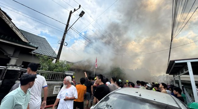 Petugas melakukan pemadaman kebakaran yang melanda kawasan permukiman di Jalan Ruwan, Kelurahan Timbau, Tenggarong, Sabtu, 8 Agustus 2026. Tidak ada korban jiwa dalam peristiwa tersebut. (Angga/okeborneo.com)