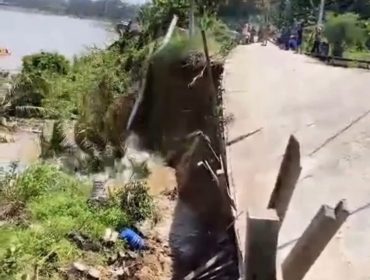 Kondisi jalan poros Desa Batuq, Kecamatan Muara Muntai, yang ambruk di sisi Sungai Mahakam, Kamis (6/8/2026). (Istimewa/Tangkapan layar video)