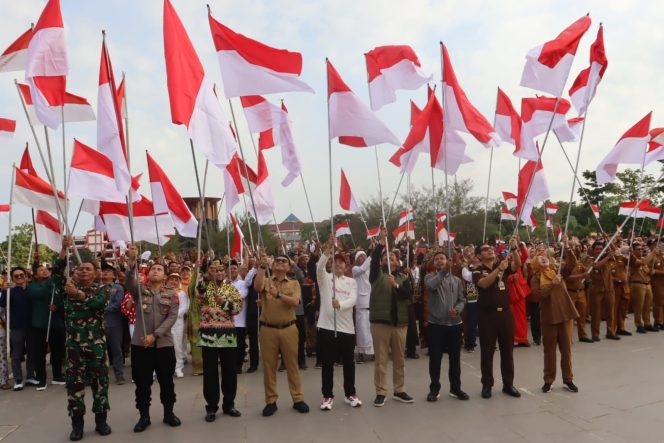 
Bupati Kutai Kartanegara Aulia Rahman Basri bersama jajaran Forkopimda dan peserta mengibarkan bendera Merah Putih dalam Gerakan Nasional Pembagian dan Pemasangan Bendera Merah Putih di Tenggarong, Senin, 10 Agustus 2026. (angga/okeborneo.com)