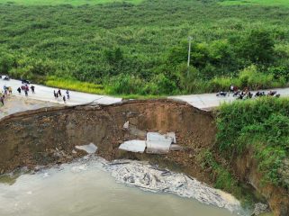 Jalan Oloy yaang terputus di Desa Kayu Batu, Kecamatan Muara Muntai (Istimewa)