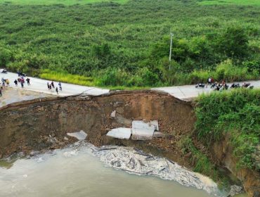 Jalan Oloy yaang terputus di Desa Kayu Batu, Kecamatan Muara Muntai (Istimewa)