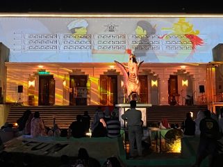 Legenda Putri Karang Melenu diproyeksikan ke fasad Museum Negeri Mulawarman melalui pertunjukan video mapping di Tenggarong, Kamis (6/8/2026) malam. (Istimewa)