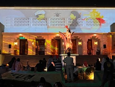 Legenda Putri Karang Melenu diproyeksikan ke fasad Museum Negeri Mulawarman melalui pertunjukan video mapping di Tenggarong, Kamis (6/8/2026) malam. (Istimewa)