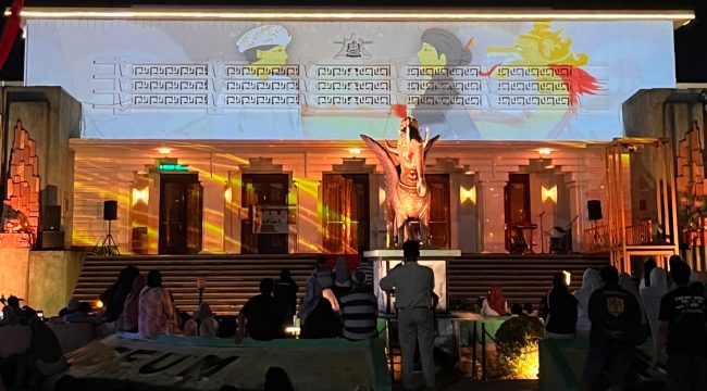 Legenda Putri Karang Melenu diproyeksikan ke fasad Museum Negeri Mulawarman melalui pertunjukan video mapping di Tenggarong, Kamis (6/8/2026) malam. (Istimewa)