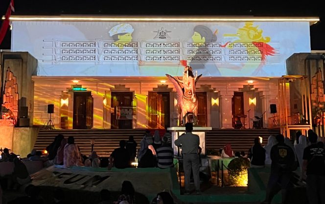 
Legenda Putri Karang Melenu diproyeksikan ke fasad Museum Negeri Mulawarman melalui pertunjukan video mapping di Tenggarong, Kamis (6/8/2026) malam. (Istimewa)
