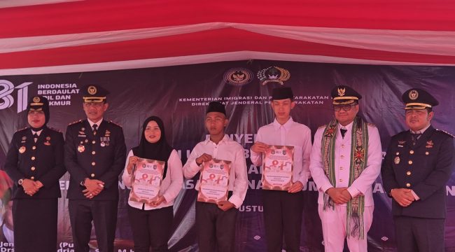 Bupati Kukar Aulia Rahman Basri menyerahkan remisi kepada warga binaan dalam rangka HUT ke-81 Kemerdekaan RI di Lapas Kelas IIA Tenggarong, Senin (17/8/2026).