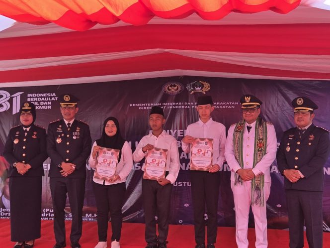 
Bupati Kukar Aulia Rahman Basri menyerahkan remisi kepada warga binaan dalam rangka HUT ke-81 Kemerdekaan RI di Lapas Kelas IIA Tenggarong, Senin (17/8/2026).