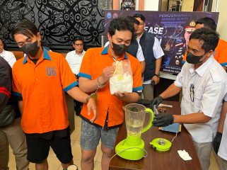 Proses pemusnahan barang bukti sabu dari perkara yang melibatkan KY dan IH di Kantor BNNP Kalimantan Timur, Samarinda, Rabu (5/8/2026). (Okeborneo.com/Pep)