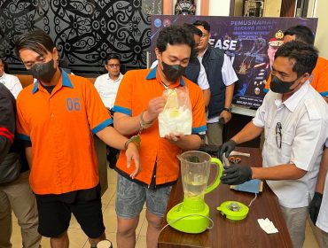 Proses pemusnahan barang bukti sabu dari perkara yang melibatkan KY dan IH di Kantor BNNP Kalimantan Timur, Samarinda, Rabu (5/8/2026). (Okeborneo.com/Pep)