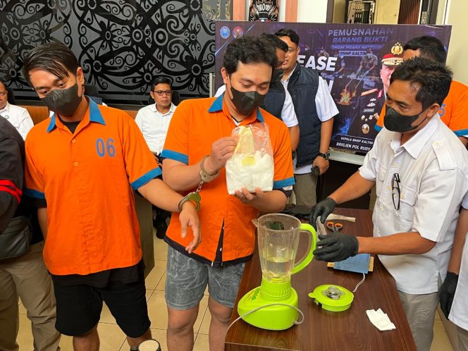 
Proses pemusnahan barang bukti sabu dari perkara yang melibatkan KY dan IH di Kantor BNNP Kalimantan Timur, Samarinda, Rabu (5/8/2026). (Okeborneo.com/Pep)
