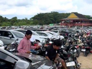 Suasana parkir kendaraan di kawasan yang disebut menjadi lokasi Derby Solong Arena di Jalan Gerilya, Makroman, Samarinda. (Istimewa)