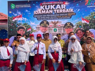 Bupati Kutai Kartanegara Aulia Rahman Basri bersama jajaran Forkopimda dan murid saat penyerahan simbolis seragam serta perlengkapan sekolah gratis di SMP Negeri 3 Tenggarong, Senin, 10 Agustus 2026. (Angga/okeborneo.com)