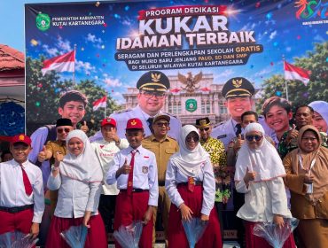 Bupati Kutai Kartanegara Aulia Rahman Basri bersama jajaran Forkopimda dan murid saat penyerahan simbolis seragam serta perlengkapan sekolah gratis di SMP Negeri 3 Tenggarong, Senin, 10 Agustus 2026. (Angga/okeborneo.com)