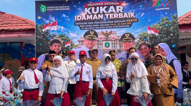 Bupati Kutai Kartanegara Aulia Rahman Basri bersama jajaran Forkopimda dan murid saat penyerahan simbolis seragam serta perlengkapan sekolah gratis di SMP Negeri 3 Tenggarong, Senin, 10 Agustus 2026. (Angga/okeborneo.com)