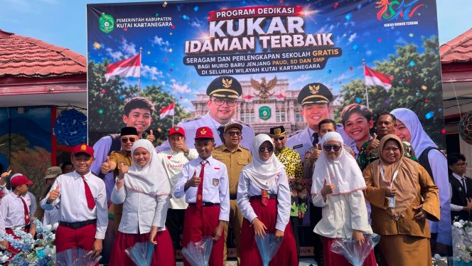 
Bupati Kutai Kartanegara Aulia Rahman Basri bersama jajaran Forkopimda dan murid saat penyerahan simbolis seragam serta perlengkapan sekolah gratis di SMP Negeri 3 Tenggarong, Senin, 10 Agustus 2026. (Angga/okeborneo.com)