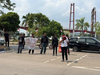 Aksi Unjuk Rasa HMI Kukar didepan Kantor Bankaltimtara Kukar (Angga/okeborneo.com)