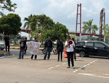 Aksi Unjuk Rasa HMI Kukar didepan Kantor Bankaltimtara Kukar (Angga/okeborneo.com)
