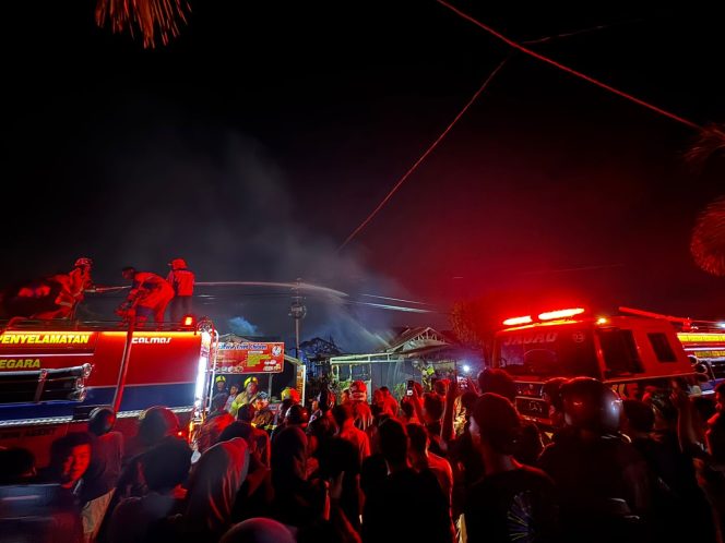 
Kebakaran Jalan Pesut Kukar, Damkar Kerahkan Tujuh Unit dan Kuasai Api dalam 20 Menit