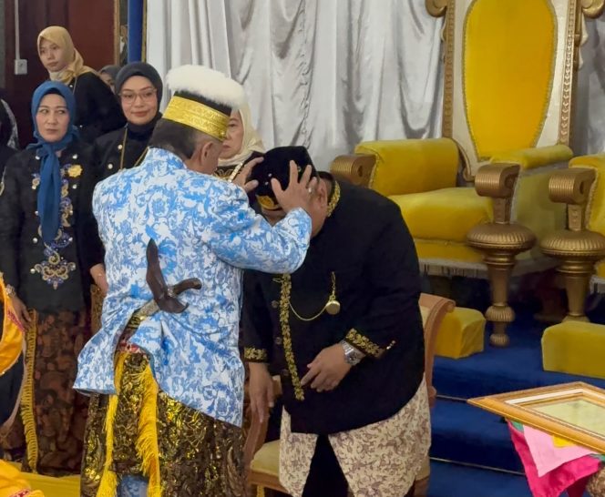 
Anggota VI BPK RI Fathan Subchi Diberi Gelar Pangeran Kelana Panji Wira oleh Kesultanan Kutai