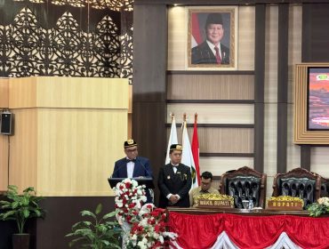 Pidato Bupati Kukar Aulia Rahman Basri didampingi Wakil Bupati Rendi Solihin di Sidang Paripurna Terbuka peringatan HUT ke-244 Kota Raja di DPRD Kukar (Angga/okeborneo.com)