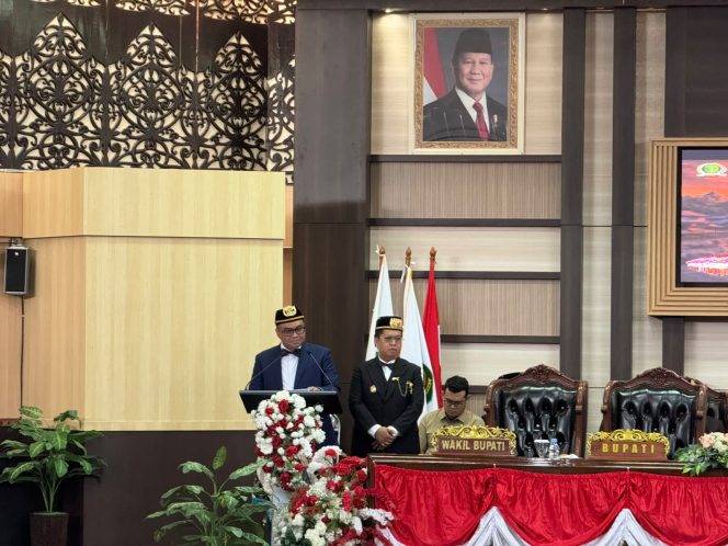
Pidato Bupati Kukar Aulia Rahman Basri didampingi Wakil Bupati Rendi Solihin di Sidang Paripurna Terbuka peringatan HUT ke-244 Kota Raja di DPRD Kukar (Angga/okeborneo.com)