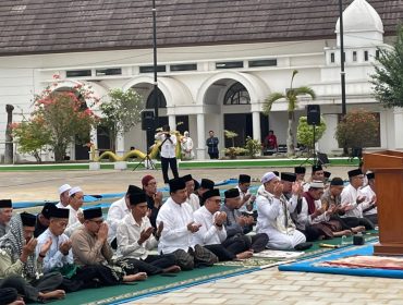 Sholat Istisqo di depan Kedaton Kutai Kartanegara (Angga/okeborneo.com)