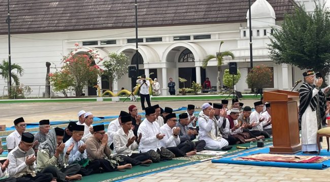 Sholat Istisqo di depan Kedaton Kutai Kartanegara (Angga/okeborneo.com)