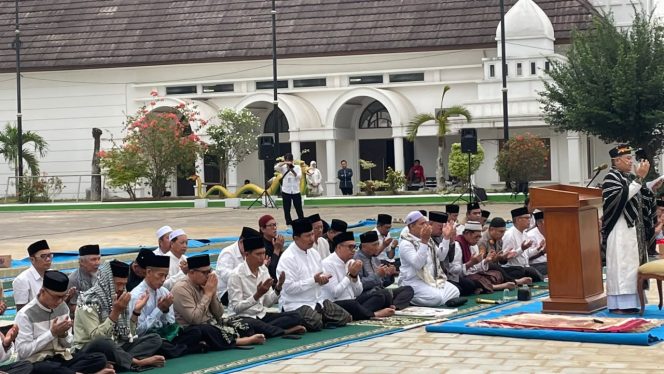 
Sholat Istisqo di depan Kedaton Kutai Kartanegara (Angga/okeborneo.com)
