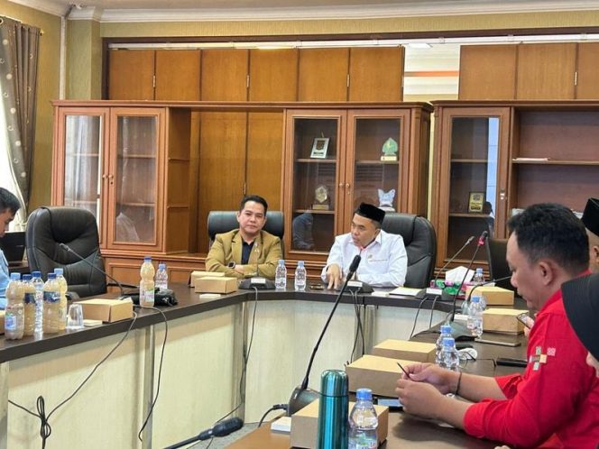 
 DPRD Kukar saat menggelar RDP terkait permasalahan pemenuhan tanggung jawab dari PT Ade Putra Tanrajeng terhadap pencemaran Sungai Pleo (ISTIMEWA)