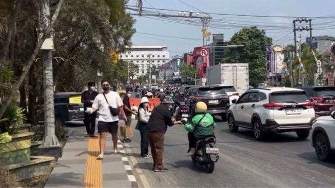 
Wujud Solidaritas Karhutla Eros Basketball Community Gelar Aksi Sosial di Simpang 4 Lembuswana