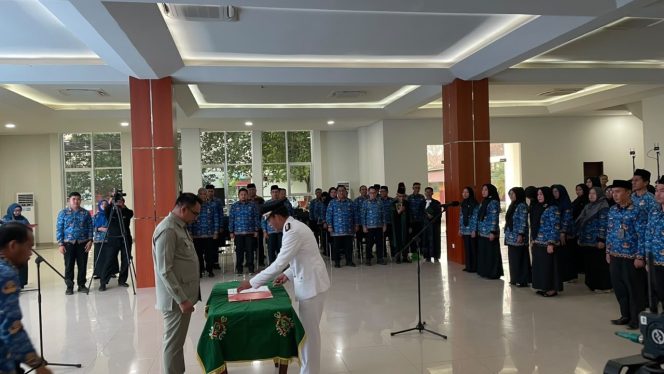 
Pelantikan 58 Pejabat Kukar Dipercepat, Camat Diminta Gerak Cepat Tangani Karhutla dan Krisis Air