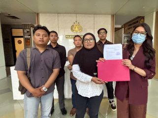 FN menunjukkan bukti laporan didampingi tim kuasa hukum Dyah Lestari di polresta samarinda, Senin (14/9/2026) (pep)