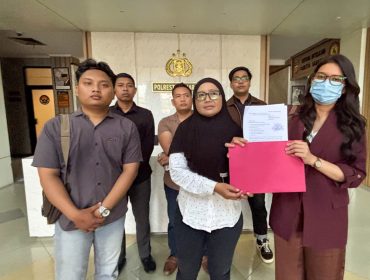 FN menunjukkan bukti laporan didampingi tim kuasa hukum Dyah Lestari di polresta samarinda, Senin (14/9/2026) (pep)