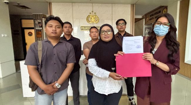 FN menunjukkan bukti laporan didampingi tim kuasa hukum Dyah Lestari di polresta samarinda, Senin (14/9/2026) (pep)
