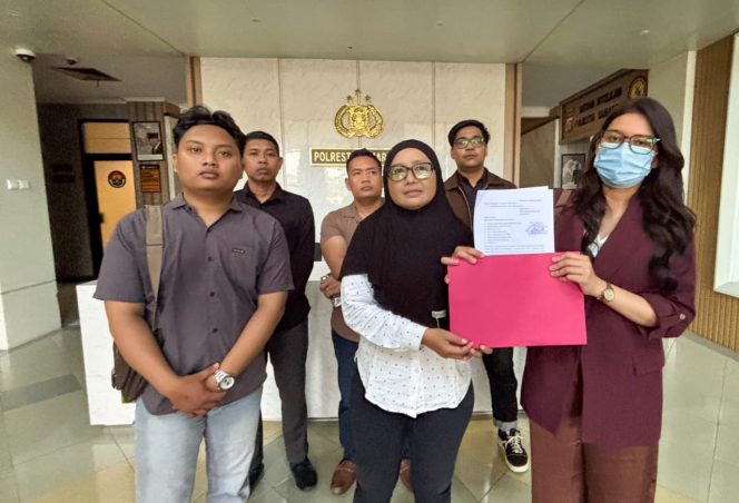 
FN menunjukkan bukti laporan didampingi tim kuasa hukum Dyah Lestari di polresta samarinda, Senin (14/9/2026) (pep)