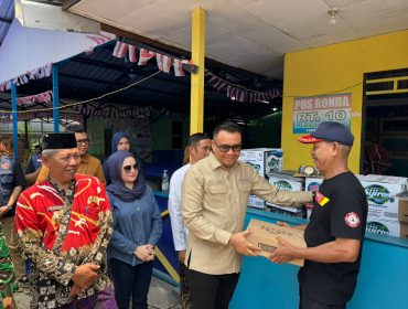 Bupati Kukar Aulia Rahman Basri saat menyerahkan bantuan di Posko Karhutla (Angga/okeborneo.com)