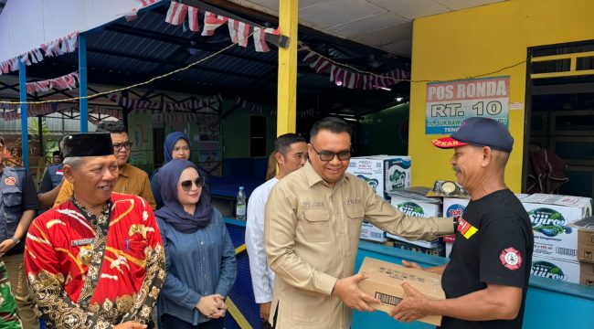 Bupati Kukar Aulia Rahman Basri saat menyerahkan bantuan di Posko Karhutla (Angga/okeborneo.com)