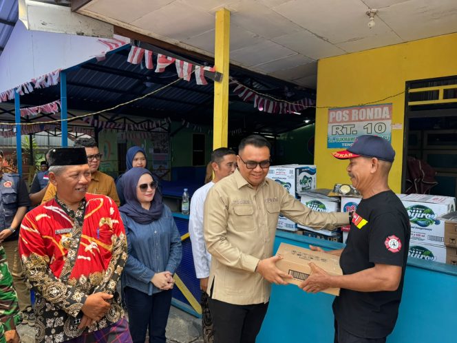 
Bupati Kukar Aulia Rahman Basri saat menyerahkan bantuan di Posko Karhutla (Angga/okeborneo.com)