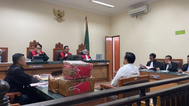 
Eks Kasat Narkoba Polres Kutai Kartanegara setelah mengikuti persidangan di Pengadilan Negeri Tenggarong (istimewa)