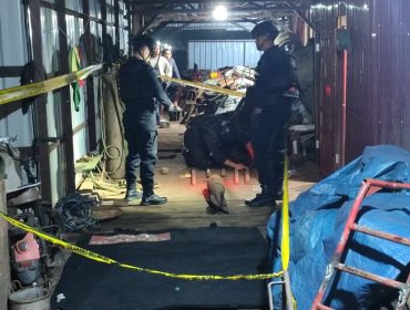 Gegana Polda Kaltim Evakuasi dugaan Mortir yang ditemukan penyelam tradisional di dasar sungai Mahakam (Budi/okeborneo.com)