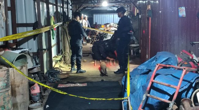 Gegana Polda Kaltim Evakuasi dugaan Mortir yang ditemukan penyelam tradisional di dasar sungai Mahakam (Budi/okeborneo.com)