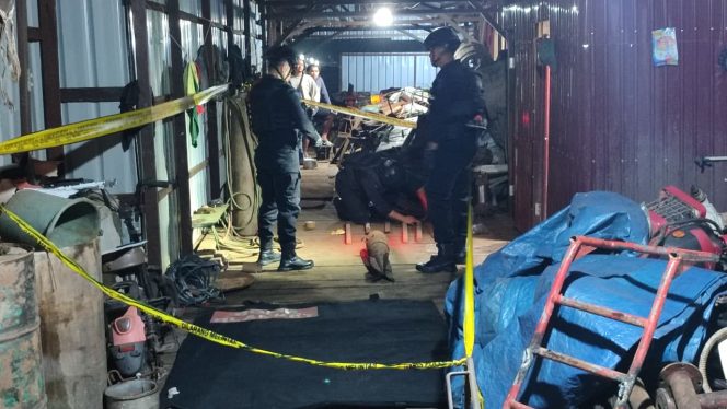 
Gegana Polda Kaltim Evakuasi dugaan Mortir yang ditemukan penyelam tradisional di dasar sungai Mahakam (Budi/okeborneo.com)