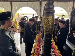 Bupati Kukar Aulira Rahman Basri saat menaburkan bunga atau memasangankan bunnga di makan raja kutai kartanegara (Angga/okeborneo.com)