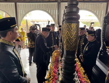 Bupati Kukar Aulira Rahman Basri saat menaburkan bunga atau memasangankan bunnga di makan raja kutai kartanegara (Angga/okeborneo.com)